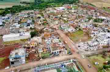 Sobe para sete o número de mortes após a passagem de tornados no Paraná
